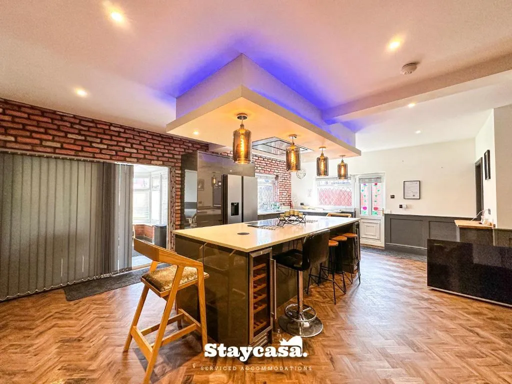 Image of Beautiful Detached Villa – Jacuzzi Bath – Parking