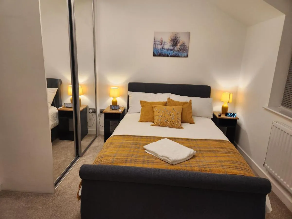 Image 3 of Beautifully Fab 3 bedroom 4 beds New home 8 guests Stretford Trafford