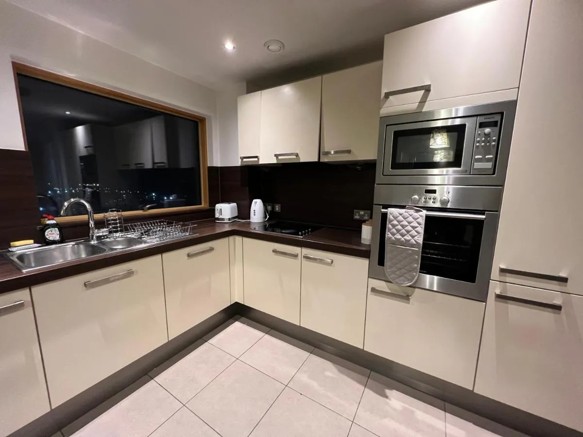 Image 1 of BigKings Stylish 2 bedroom Apartment with free on street parking