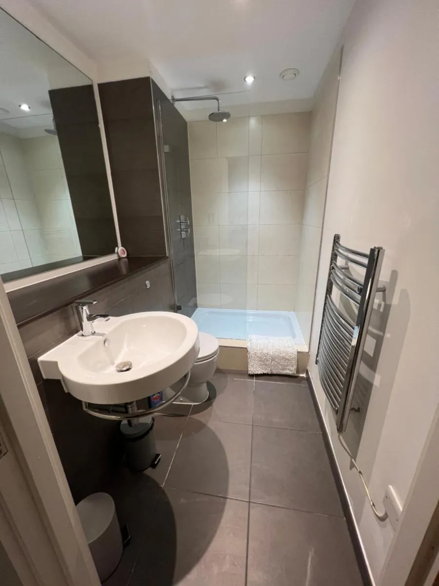 Image 5 of BigKings Stylish 2 bedroom Apartment with free on street parking