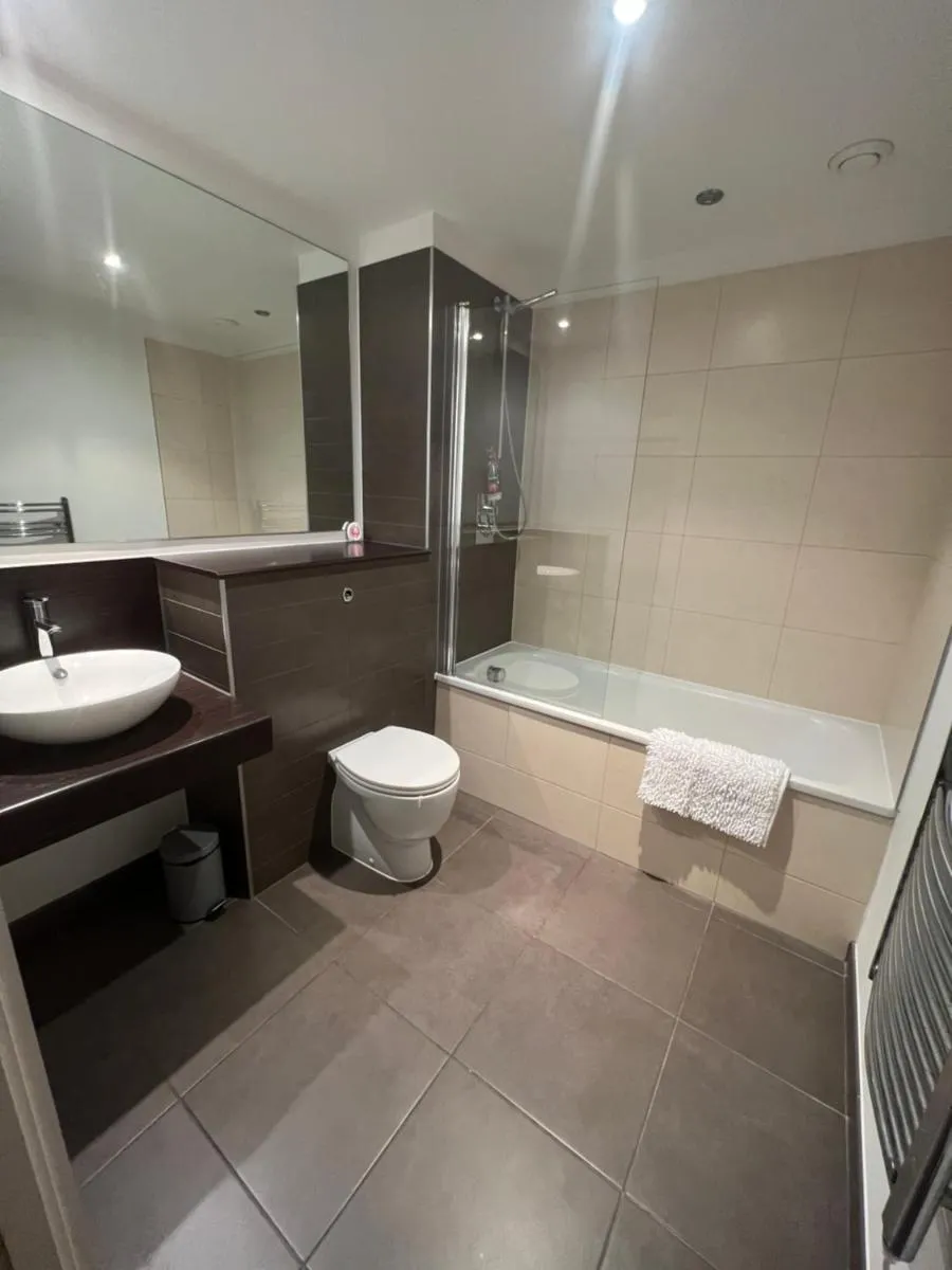 Image 2 of BigKings Stylish 2 bedroom Apartment with free on street parking