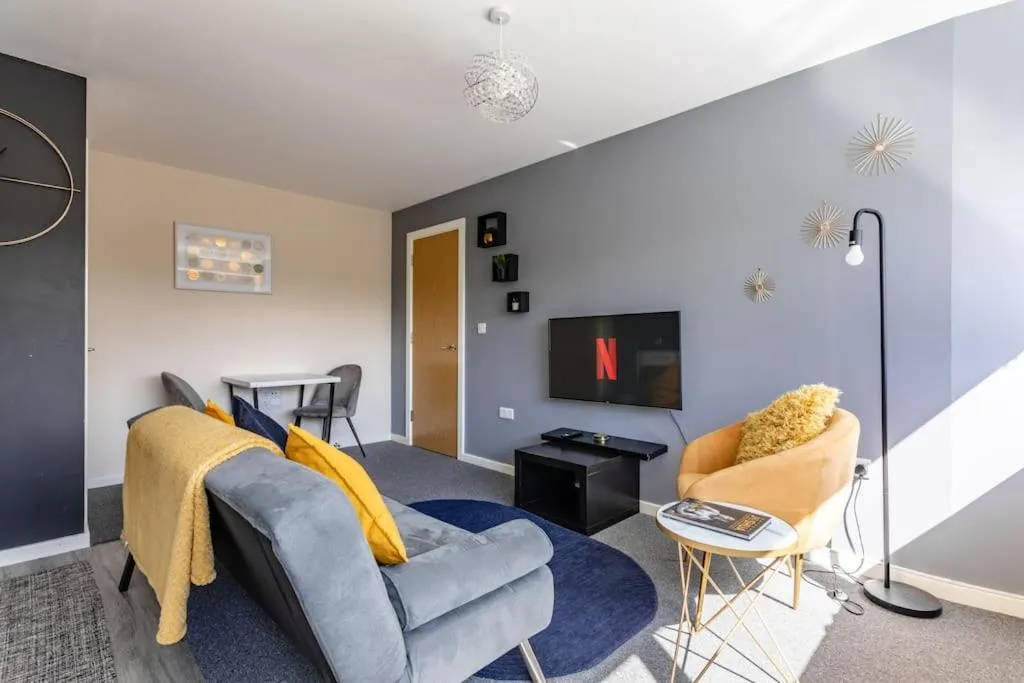 Image 3 of Bright 1 Bedroom Flat in Salford with Free Parking