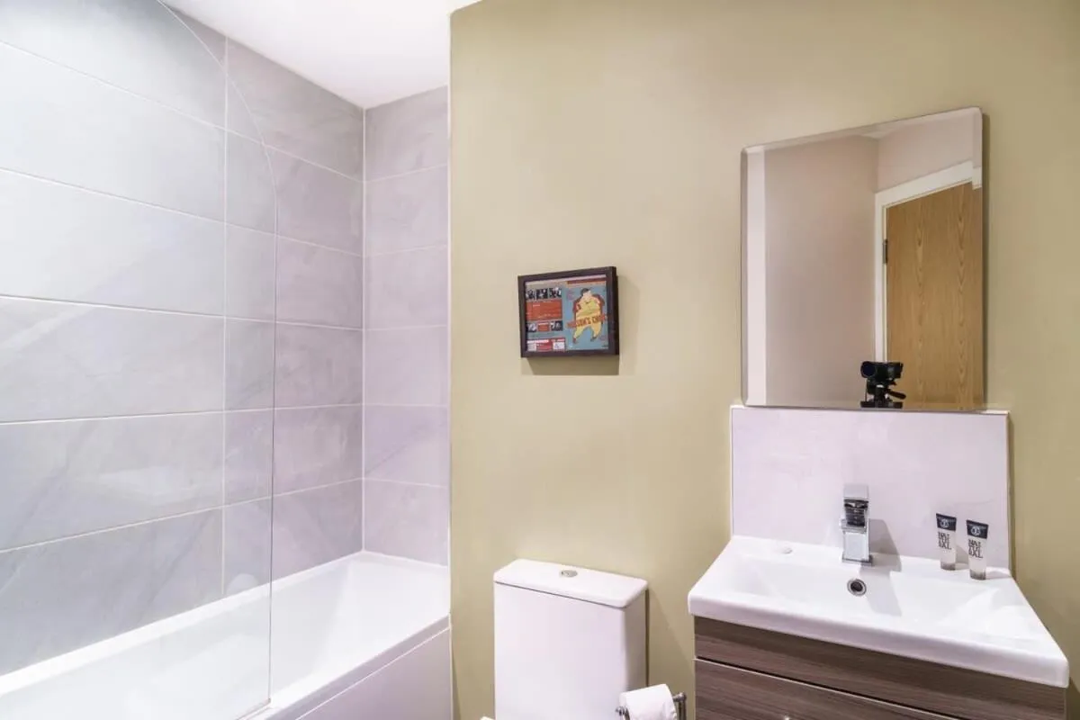 Image 4 of Bright & Modern 2 Bed Manchester Apartment
