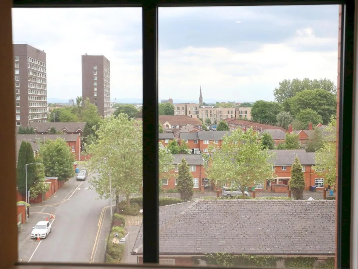 Image 2 of Central Trafford Duplex With Free Parking Pass the Keys