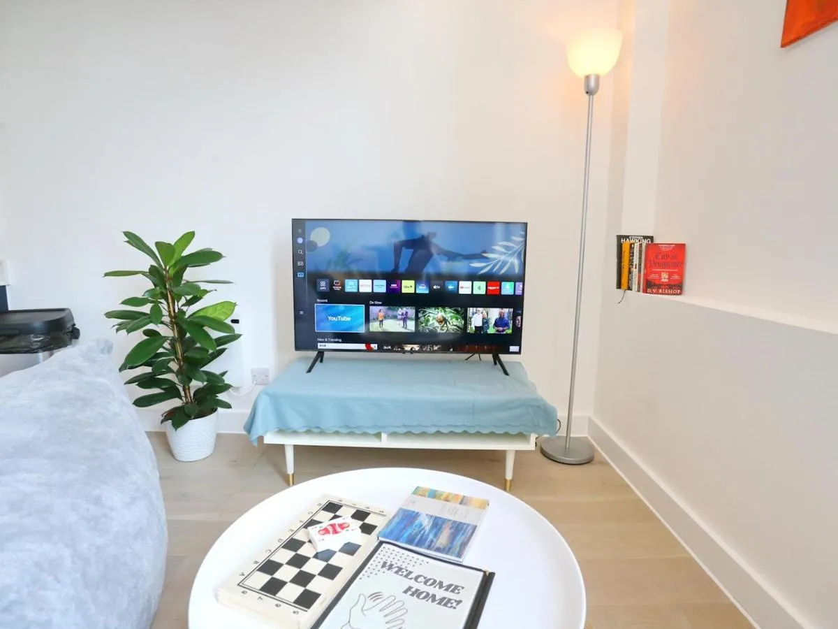 Image 5 of Central Trafford Duplex With Free Parking Pass the Keys