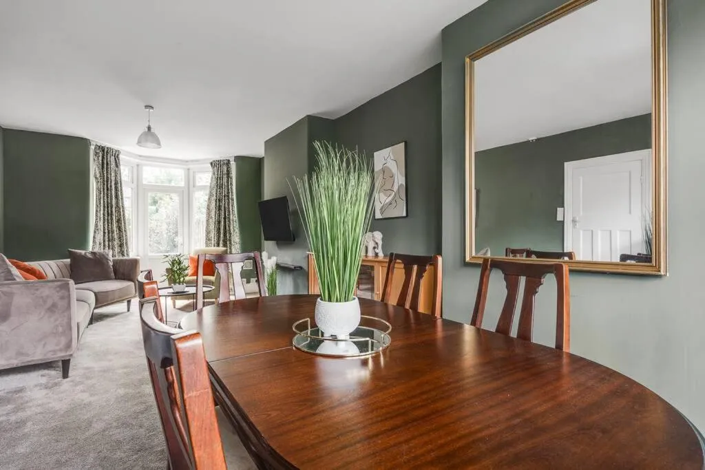 Image 6 of Charming 3BD Home Didsbury House