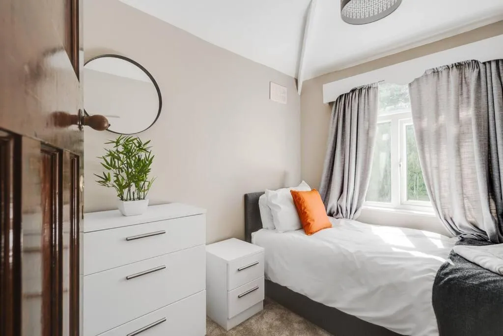 Image 2 of Charming 3BD Home Didsbury House