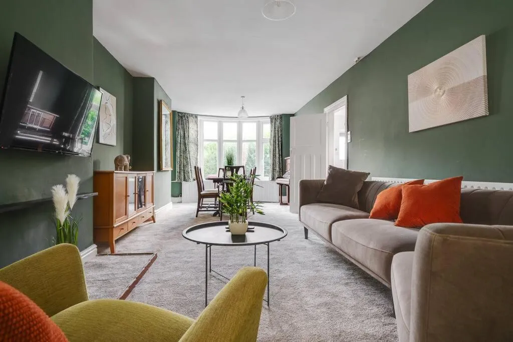 Image of Charming 3BD Home Didsbury House