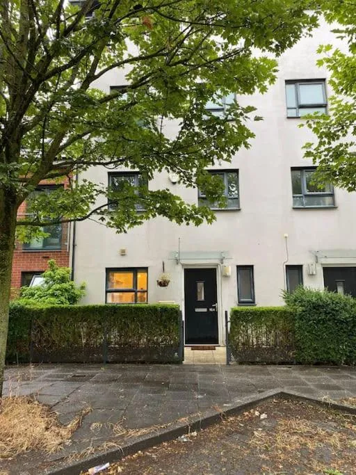 Image 5 of Cheerful 4-bedroom house with multiple car parking