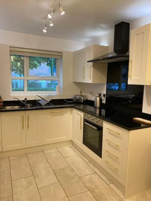 Image 4 of Cheerful 4-bedroom house with multiple car parking