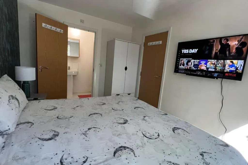 Image 6 of Cheerful 4-bedroom house with multiple car parking