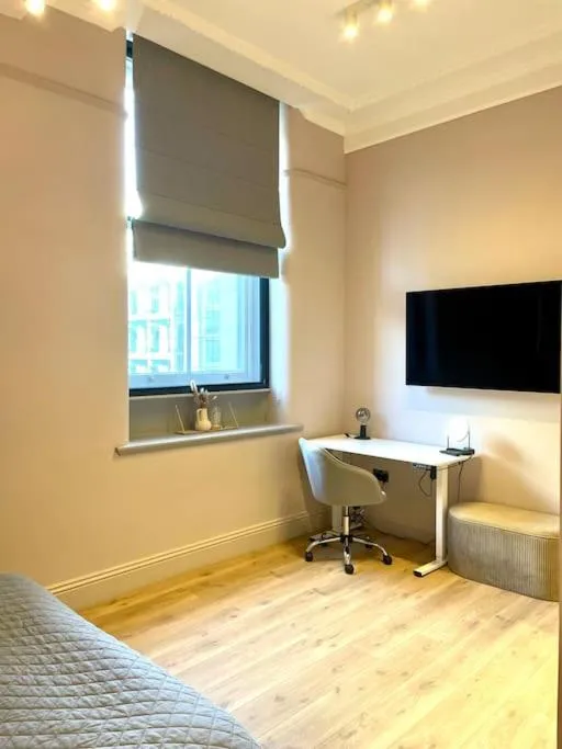 Image 4 of Chic City Suite