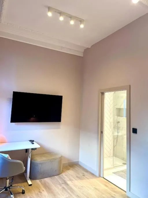 Image 6 of Chic City Suite