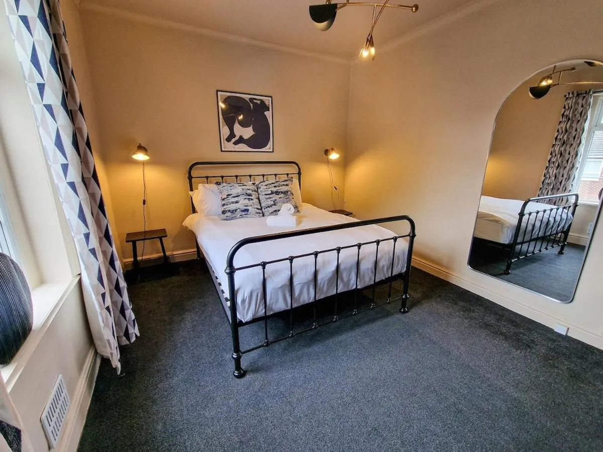 Image 2 of City SuperHost- 2 Bed House Near City Centre