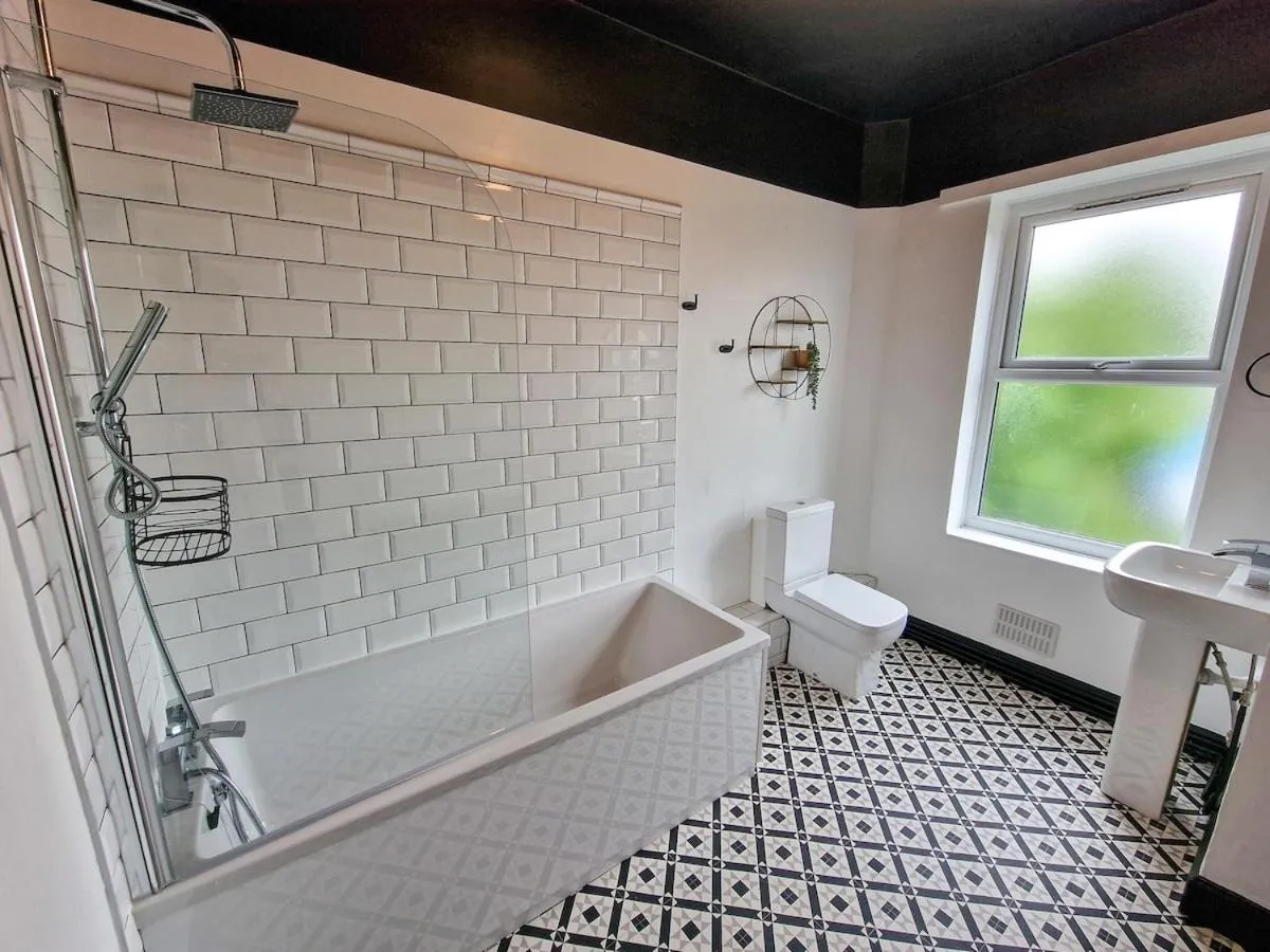 Image 4 of City SuperHost- 2 Bed House Near City Centre