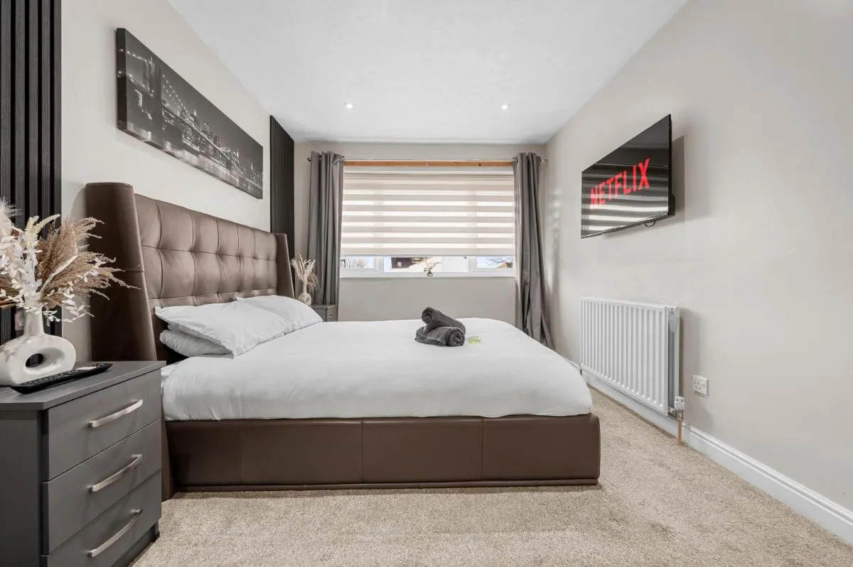 Image 2 of Comfort Meets Style In This 3-Bed MCR Home for 8 Guests