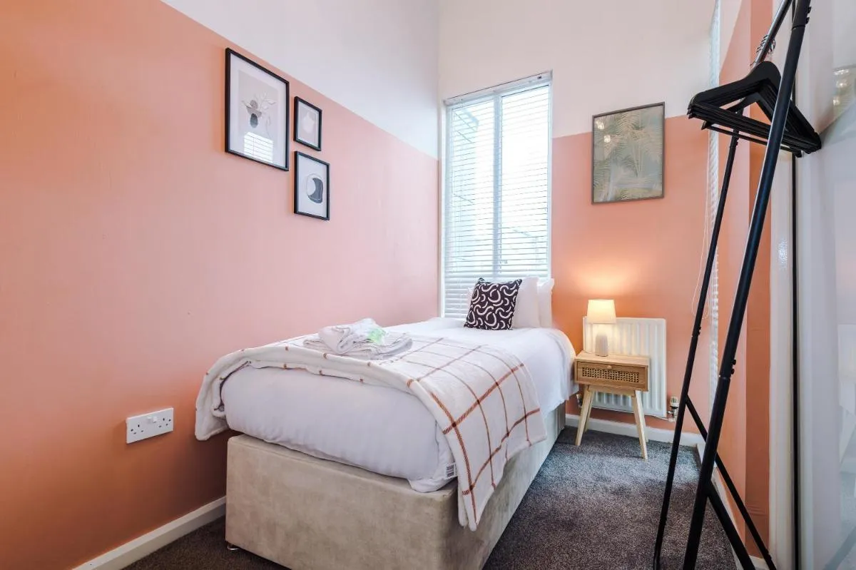 Image 3 of Coop Live Arena & Etihad Stadium 3Bedroom House w Secure Parking by Rest&Recharge