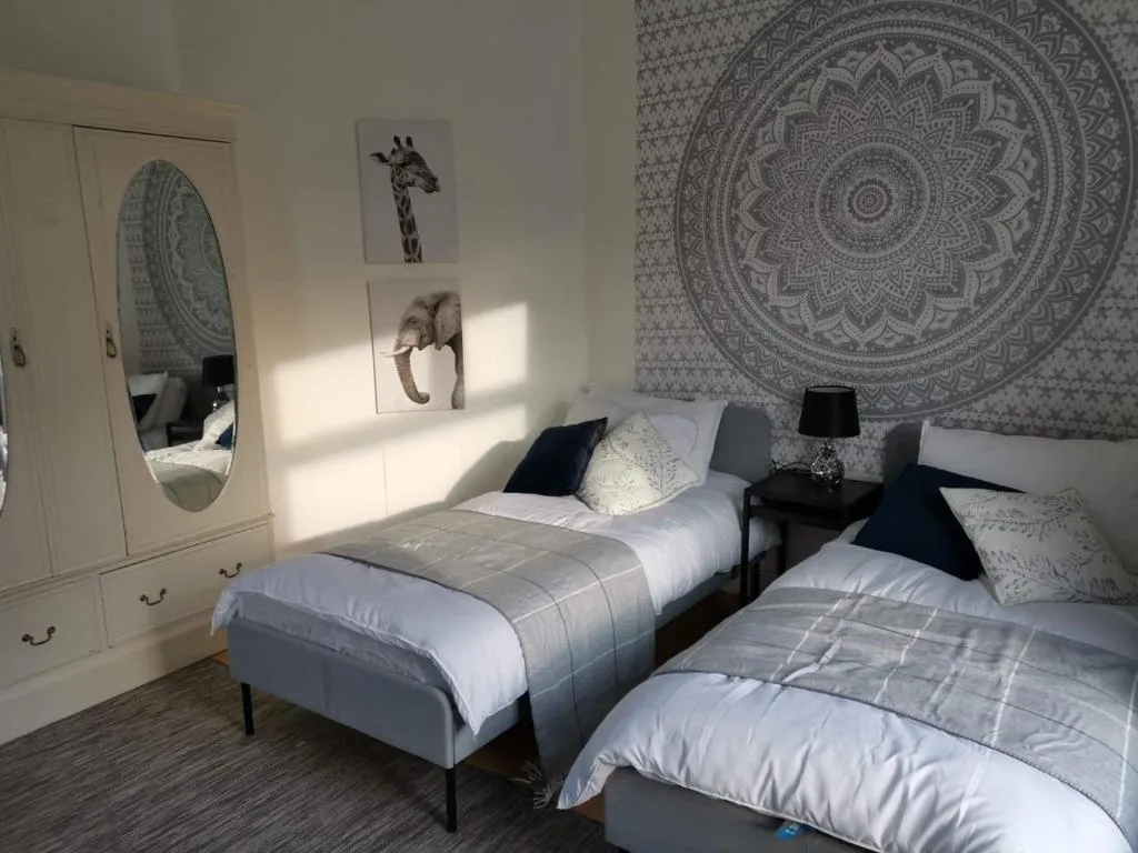 Image of Corner House, Sleeps 8 in 4 Bedrooms, near train station, Great Value!
