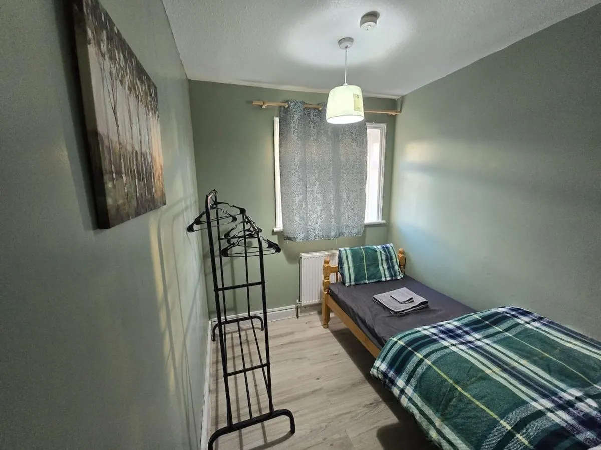 Image 6 of Cosy 3 Bed with Parking Near Piccadilly, Etihad Stadium and COOP Live Sleeps up to 6