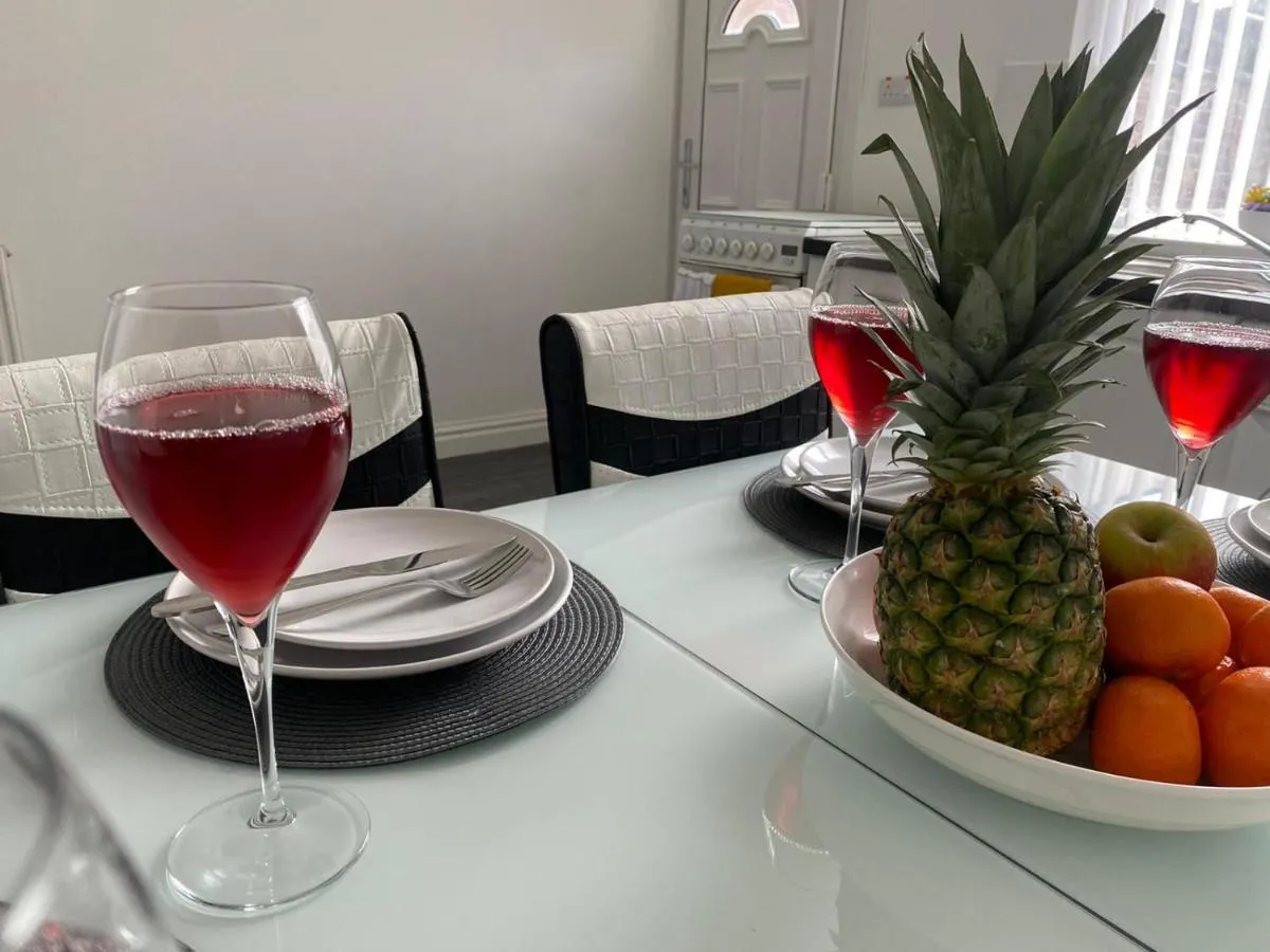 Image 1 of Cosy Cheerful 2 Bedrooms Near Piccadilly, Etihad Stadium Sleeps up to 5