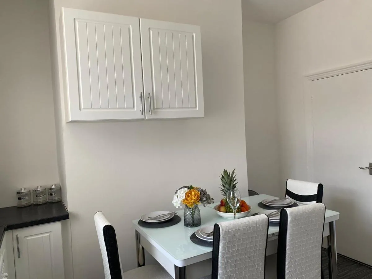 Image 5 of Cosy Cheerful 2 Bedrooms Near Piccadilly, Etihad Stadium Sleeps up to 5