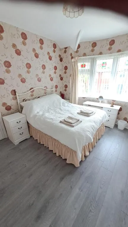 Image of Dalton House – Three Bedroom Property Stretford free parking Near The Trafford Centre
