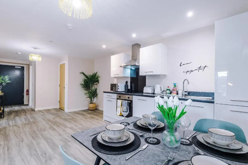 Image of Deluxe 2 Bedroom 2 Bathroom Apartment – Free Secure Parking