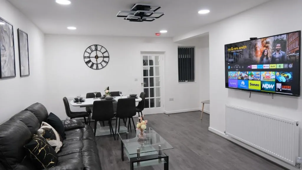 Image of ETIHCITY – 3 Bedroom Semi – Free Parking near Etihad Stadium, Tourist attractions, Manchester City Centre, Transport and Motorway Links next to McDonald’s – Sky n Netflix