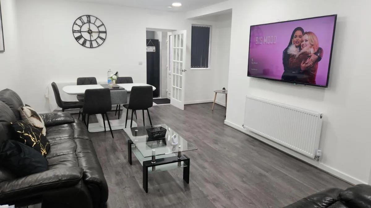 Image 2 of ETIHCITY – 3 Bedroom Semi – Free Parking near Etihad Stadium, Tourist attractions, Manchester City Centre, Transport and Motorway Links next to McDonald’s – Sky n Netflix