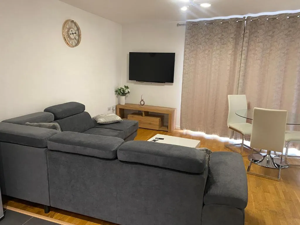 Image of Eaglet 2 Bedroom Luxury Home near Etihad Staduim