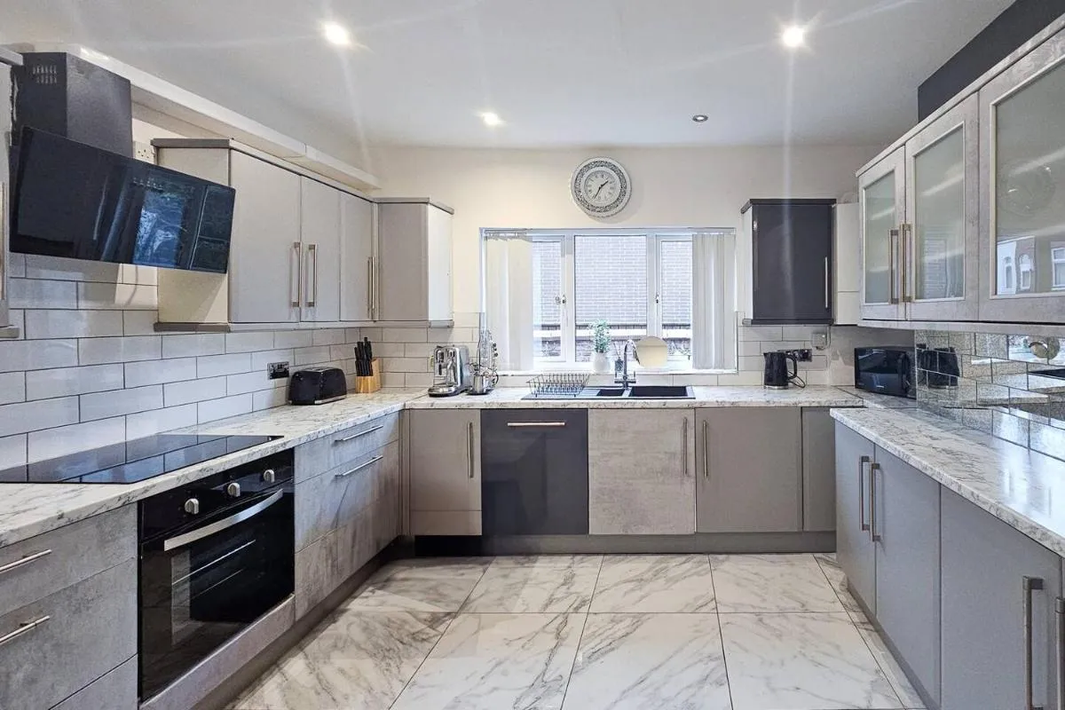 Image 3 of Elegant & Spacious 5-bed Home W Parking