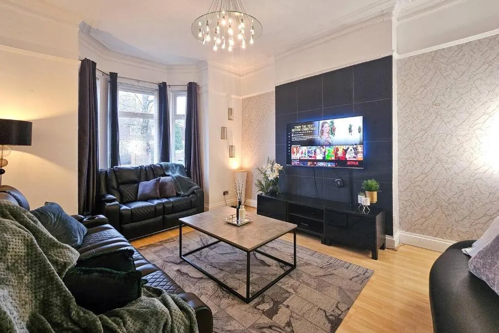 Image of Elegant & Spacious 5-bed Home W Parking