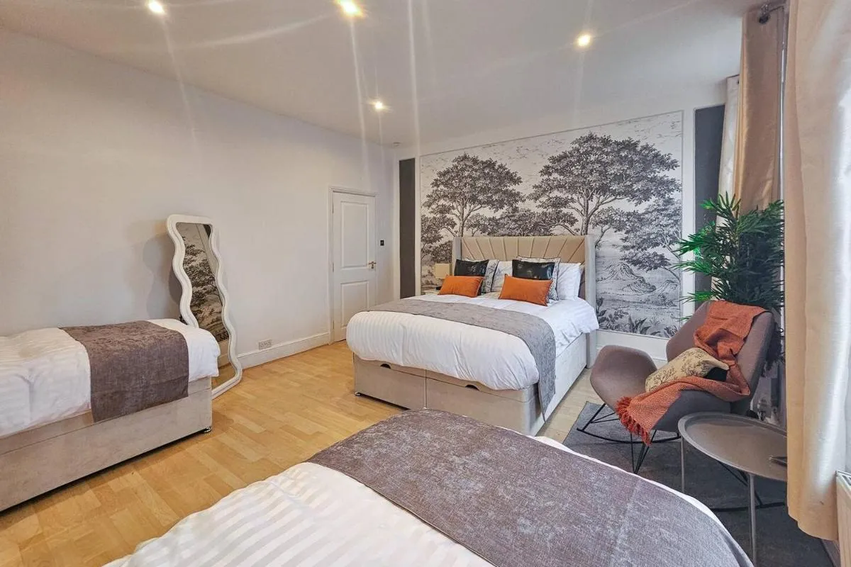 Image 2 of Elegant & Spacious 5-bed Home W Parking