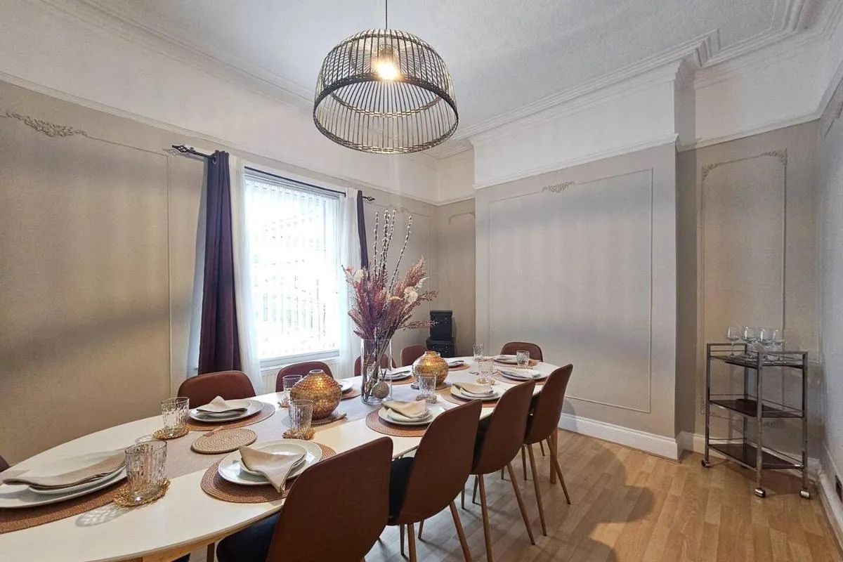 Image 1 of Elegant & Spacious 5-bed Home W Parking