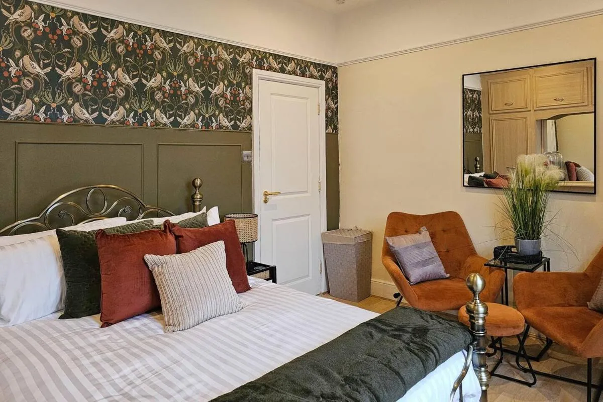 Image 4 of Elegant & Spacious 5-bed Home W Parking