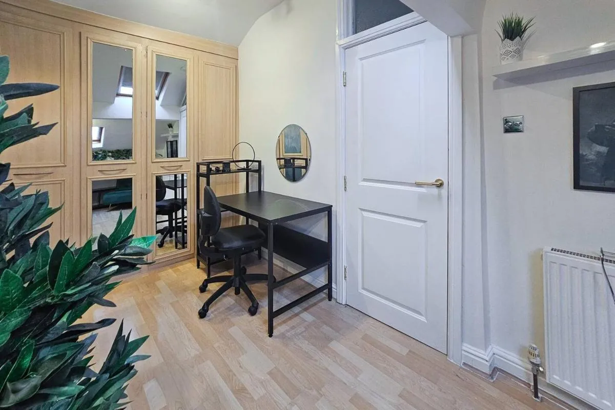 Image 6 of Elegant & Spacious 5-bed Home W Parking