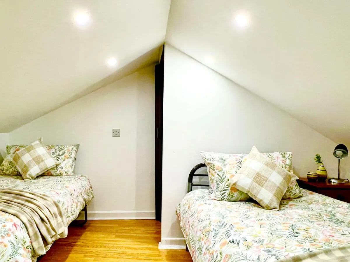 Image 2 of Entire House, Sleep7, Near Manchester City Centre And Stockport, Free Parking, Netflix, WiFi