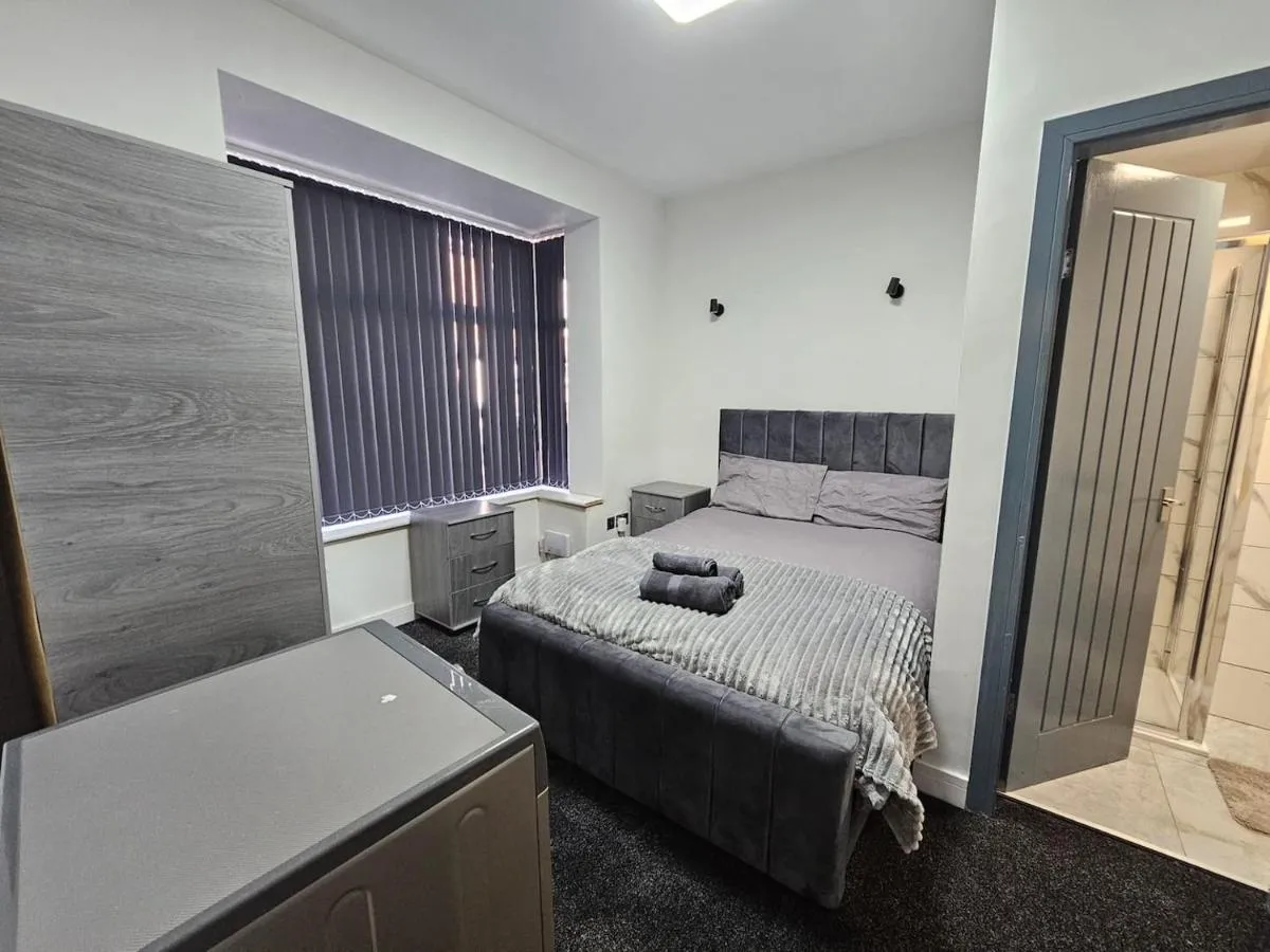 Image 2 of Exceptional Modern 4 Bdr Home In Manchester!