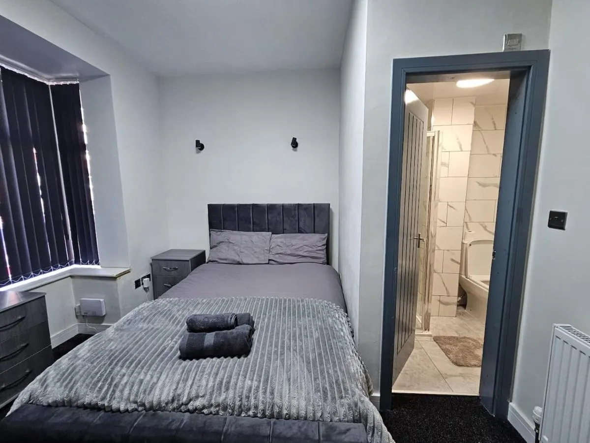 Image 3 of Exceptional Modern 4 Bdr Home In Manchester!