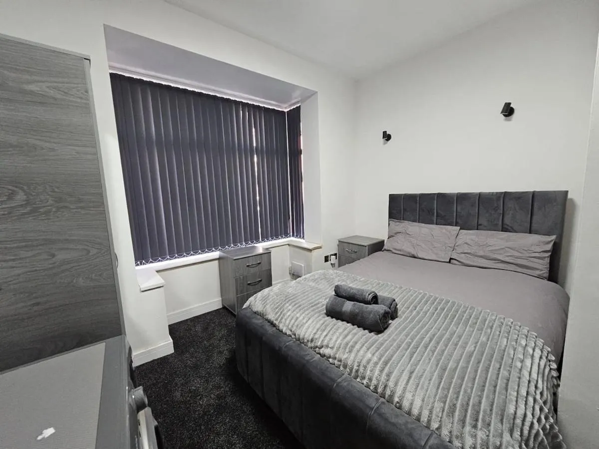 Image 4 of Exceptional Modern 4 Bdr Home In Manchester!