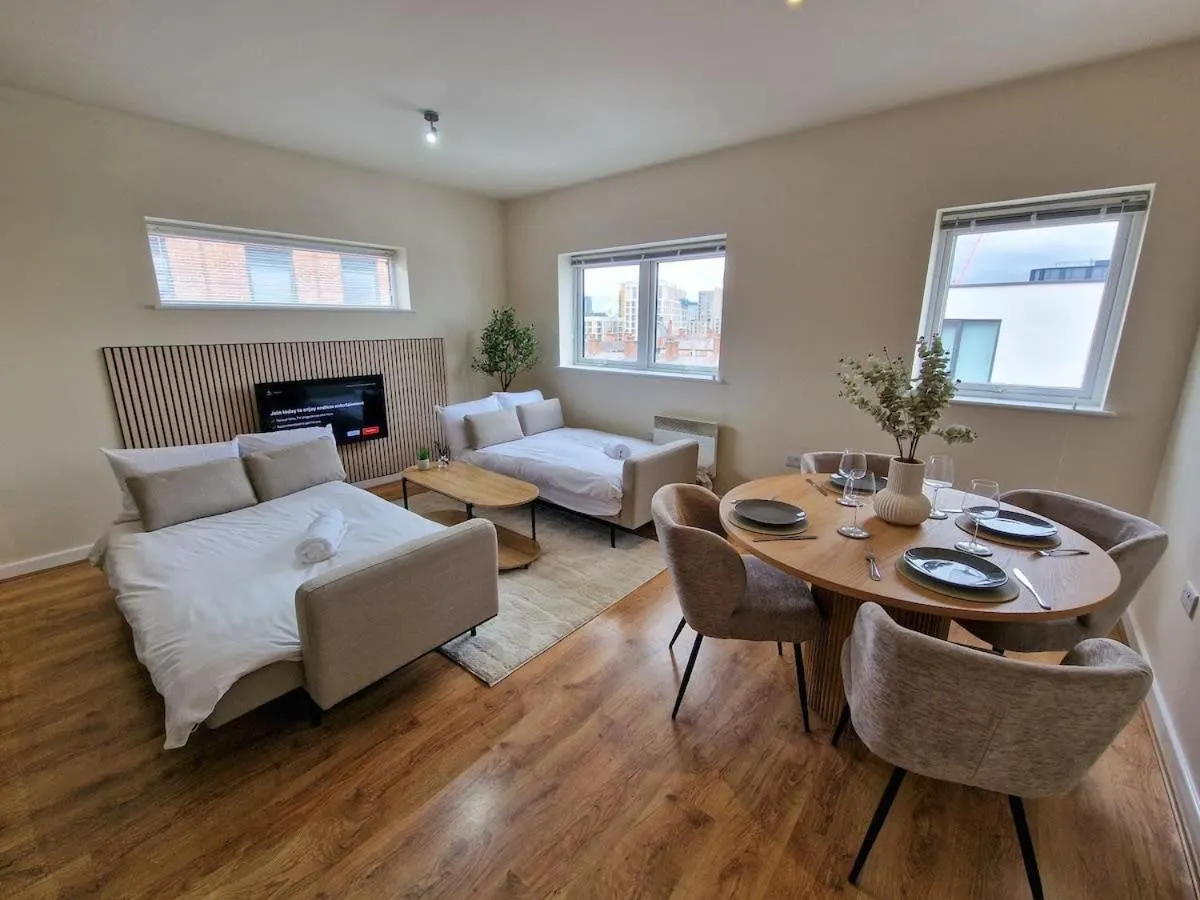 Image 2 of Free Parking Stunning City Centre Flat
