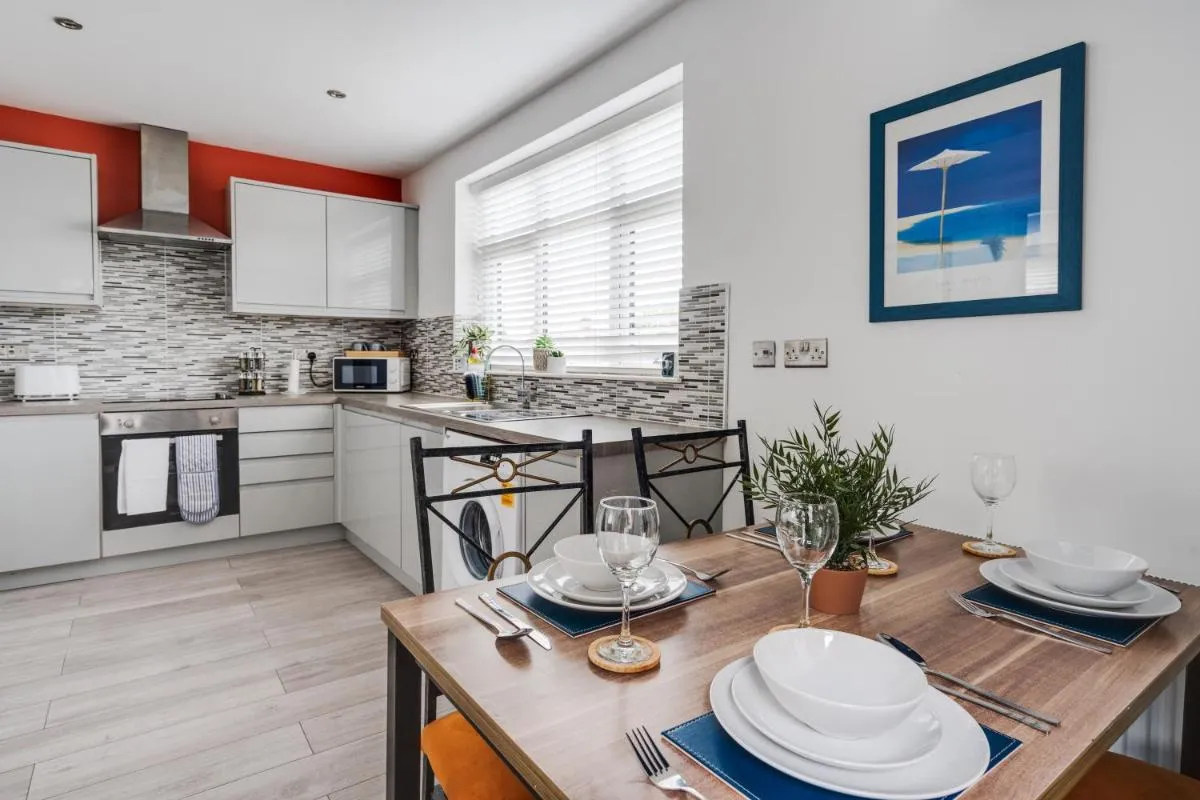 Image 2 of Hilltop House in Central Manchester – Free Parking