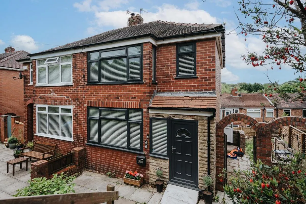 Image 1 of Hilltop House in Central Manchester – Free Parking