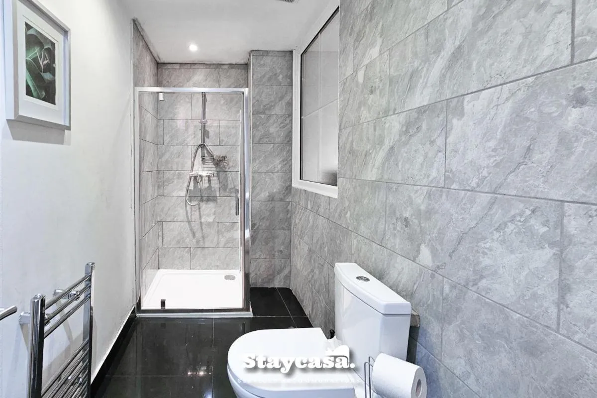 Image 3 of Homey 6 Bedroom 4 Baths House Near Alexandra Park