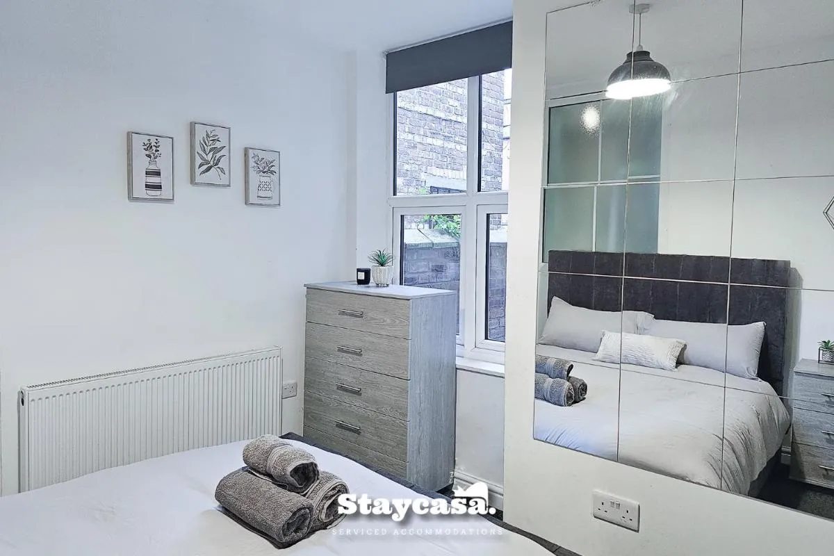 Image 4 of Homey 6 Bedroom 4 Baths House Near Alexandra Park