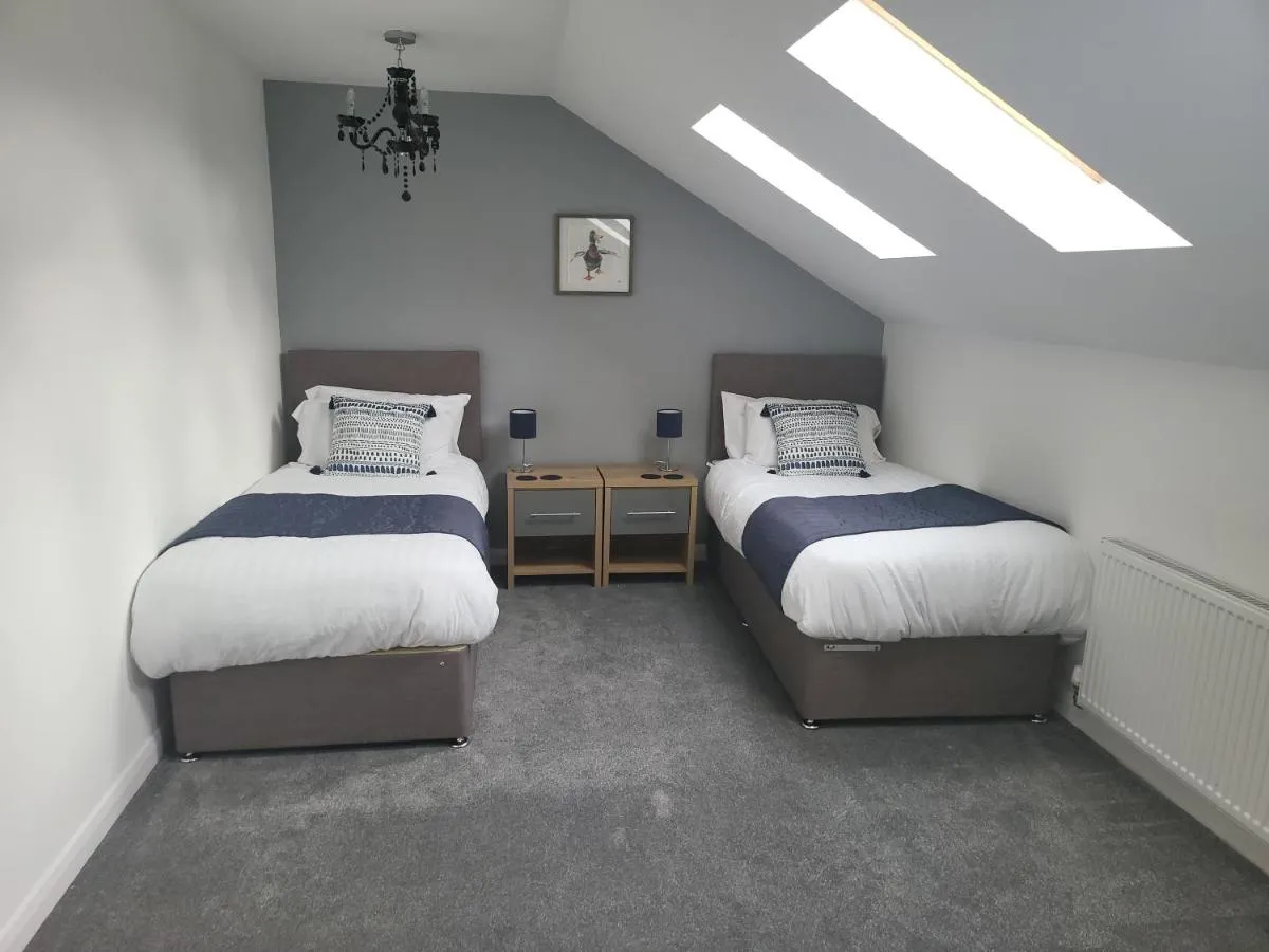 Image 3 of Immaculate 7 Bed House in Ashton-under-Lyne OL7