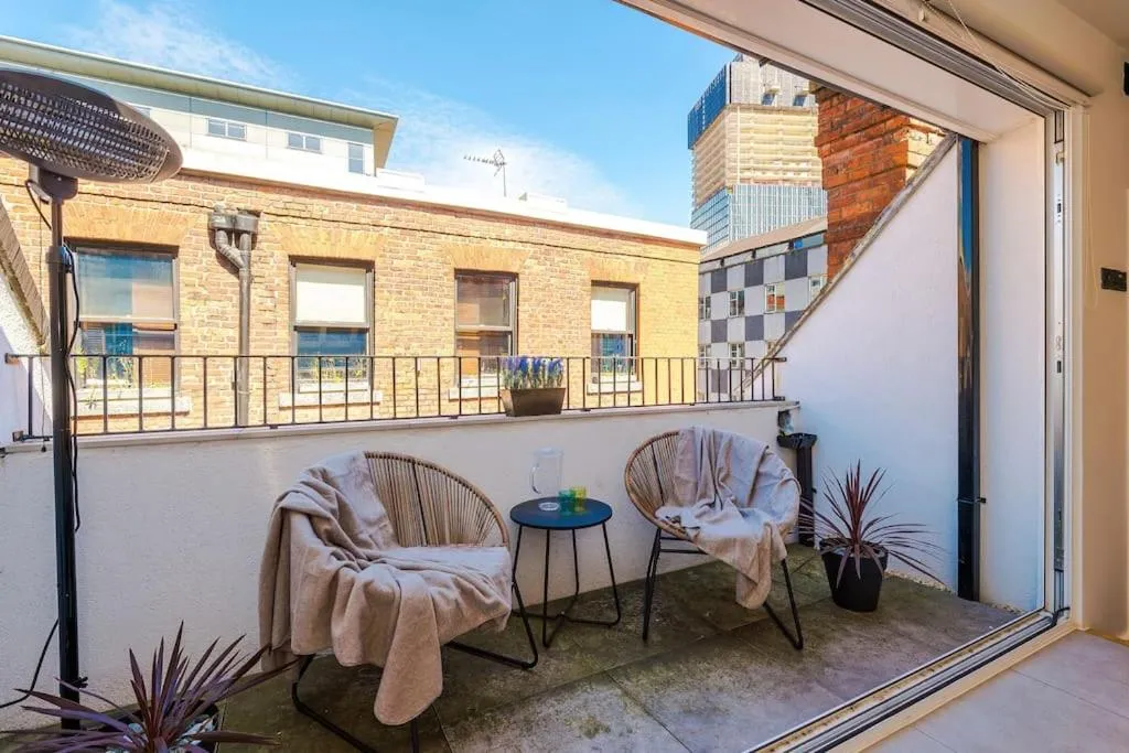 Image 2 of Incredible 3Bed Townhouse, Rooftop Patio, Sleeps 6