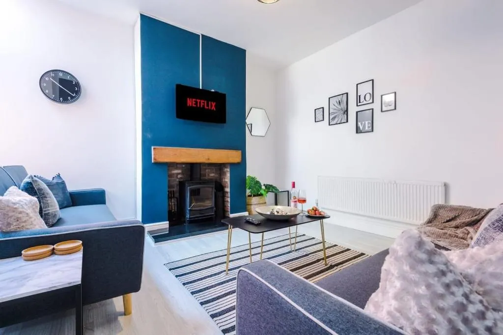 Image of Large 4 Bedroom Home With Free Parking near MediaCityUK
