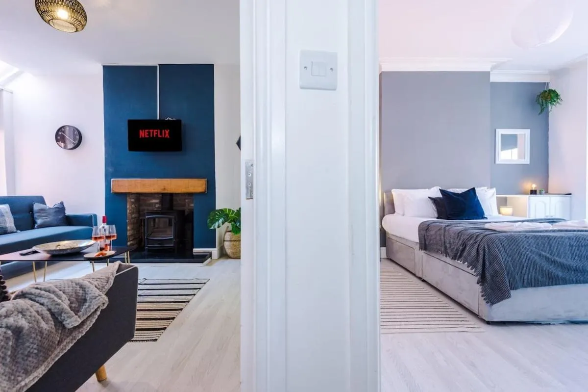 Image 2 of Large 4 Bedroom Home With Free Parking near MediaCityUK