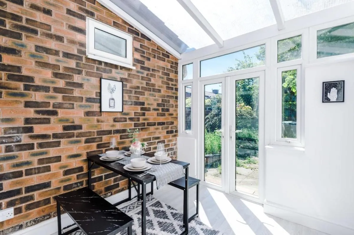 Image 6 of Large 4 Bedroom Home With Free Parking near MediaCityUK